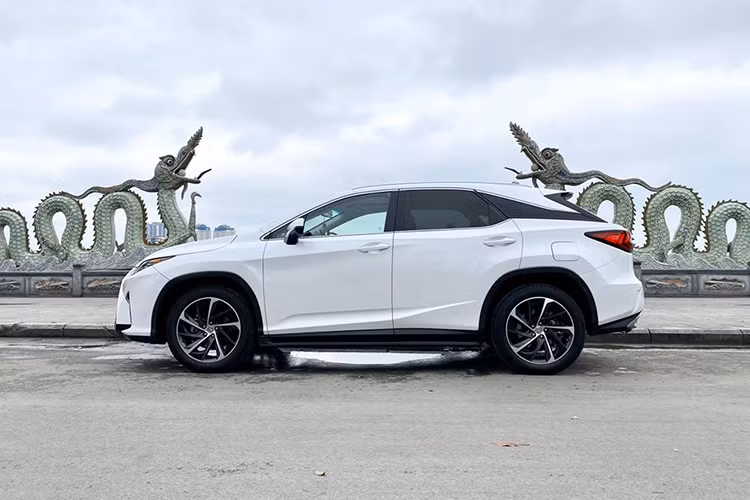 Chiếc Lexus RX 350 2016 cũ trong bài viết này là phiên bản nhập khẩu từ Mỹ, sau 4 năm sử dụng và lăn bánh khoảng 3,8 vạn km nó được chào bán trên sàn xe cũ Hà Nội với mức giá hơn 3,2 tỷ đồng. Như vậy chủ nhân của nó sau một thời gian dài sử dụng lỗ khá ít, mặc dù đây là một mẫu xe sang trung cao cấp nhưng lại khá giữ giá.