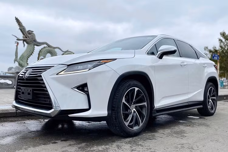 Mẫu xe sang Lexus RX 350 nâng cấp mới ra mắt tại thị trường Việt Nam vào năm 2016 tại triển lãm VMS và được bán chính hãng 3,5 tỷ đồng cho bản nhập khẩu từ Nhật Bản. Tuy nhiên, những bản nhập Mỹ tại các showroom xe nhập khẩu tư nhân lại được chào bán tới 3,8 tỷ đồng.