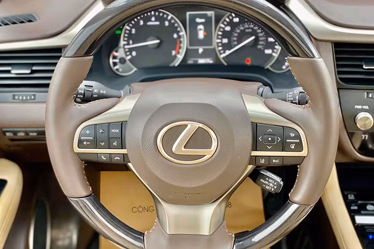 Để giúp hành khách thư giãn trên những hành trình xa, chiếc xe được trang bị hệ thống âm thanh hi-end của hãng Mark Levinson nổi tiếng. Xe được trang bị cửa sổ trời đóng mở bằng điện, nhưng chỉ có diện tích kéo dài tới hàng ghế trước. Vô lăng thể thao 3 chấu bọc da cao cấp được thiết kế tiện lợi với nhiều nút bấm thông minh, tiện dụng.