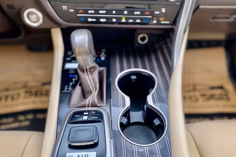 Bên cạnh đó, xe còn sở hữu Touchpad điều khiển màn hình được Lexus bố trí bên dưới, cùng với núm chuyển đổi các chế độ lái, hệ thống ổn định điện tử và chế độ gài cầu. Hệ thống thông tin giải trí trên RX 350 cũng được điều khiển qua một trackpad nằm ở đây. Theo Lexus, hãng lựa chọn trackpad để giúp các khách hàng trung niên cũng có thể dễ dàng điều khiển chiếc xe. 