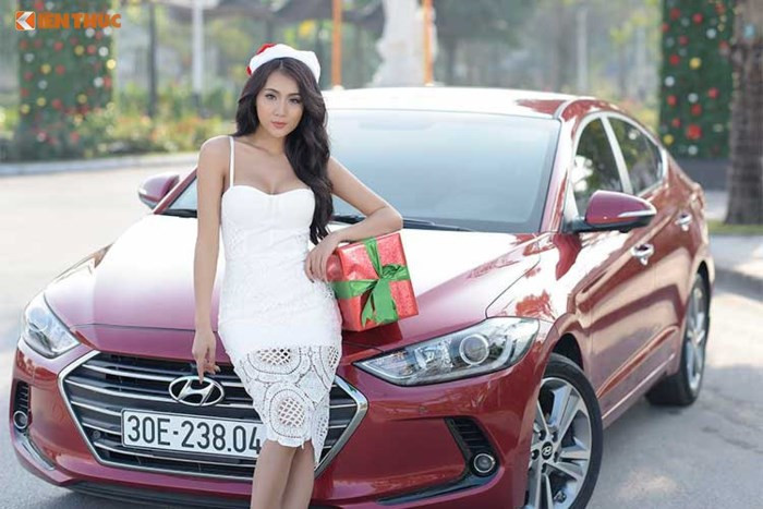 Còn có tên gọi Avante, Elantra là một dòng xe khá lâu đời của Hyundai khi đã ra mắt lần đầu từ năm 1990. Tới nay, mẫu xe sedan Hyundai Elantra đã trải qua tổng cộng 6 thế hệ. Giống như nhiều mẫu xe khác của Hyundai, Elantra cũng được thiết kế theo ngôn ngữ "điêu khắc dòng chảy 2.0".