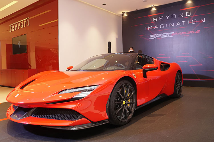 Như vậy, Ferrari SF90 Stradale chính hãng tại Việt Nam ước tính rẻ hơn cả 10 tỷ đồng so với xe nhập khẩu tư nhân đã về nước từ đầu năm nay. Cụ thể, đã có 2 chiếc SF90 Stradale được cập cảng theo diện không chính hãng, một trong hai được rao bán với giá lên tới 2 triệu USD (khoảng 46 tỷ đồng).