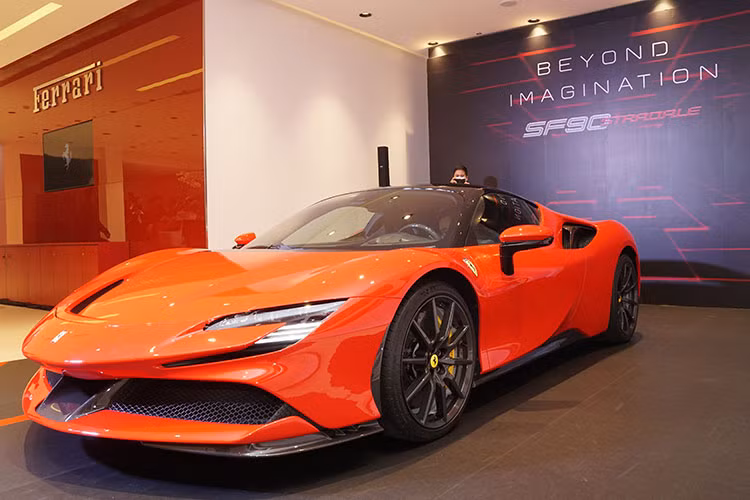 Như vậy, Ferrari SF90 Stradale chính hãng tại Việt Nam ước tính rẻ hơn cả 10 tỷ đồng so với xe nhập khẩu tư nhân đã về nước từ đầu năm nay. Cụ thể, đã có 2 chiếc SF90 Stradale được cập cảng theo diện không chính hãng, một trong hai được rao bán với giá lên tới 2 triệu USD (khoảng 46 tỷ đồng).