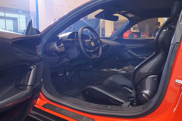 Đặc biệt, chiếc Ferrari SF90 Stradale này sở hữu gói trang bị Assetto Fiorano Package với một số sự thay đổi ở ngoại thất lẫn nội thất. Gói tuỳ chọn này bao gồm một danh sách các nâng cấp độc quyền giúp chiếc SF90 Stradale trở nên độc đáo hơn so với bản tiêu chuẩn, đầu tiên là bộ giảm xóc Multimatic lấy cảm hứng từ những trải nghiệm đua xe GT của thương hiệu Ferrari và được tối ưu hóa để sử dụng trên đường đua.