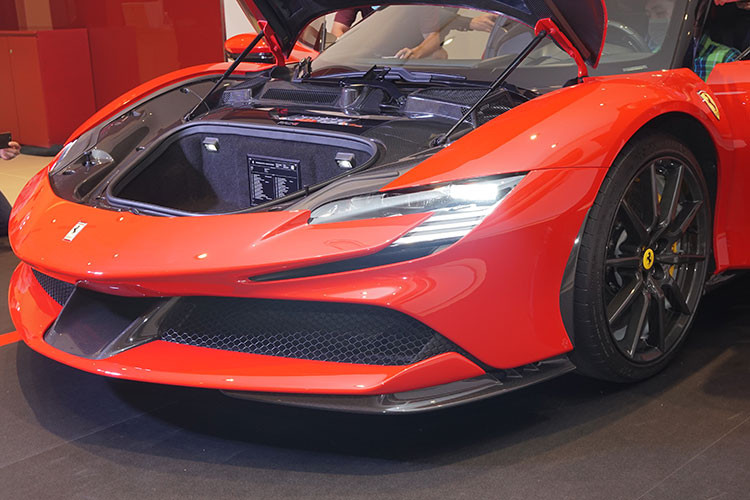 Về phong cách thiết kế, mẫu siêu xe Ferrari SF90 Stradale này đang thay đổi thời đại khi viết lại tỷ lệ thiết kế của một mẫu xe thể thao mang kiểu dáng berlinetta với động cơ đặt giữa phía sau, lần đầu tiên được giới thiệu trên 360 Modena 20 năm về trước, thay vì lấy cảm hứng từ những mẫu xe thể thao đương đại gần đây của Ferrari.