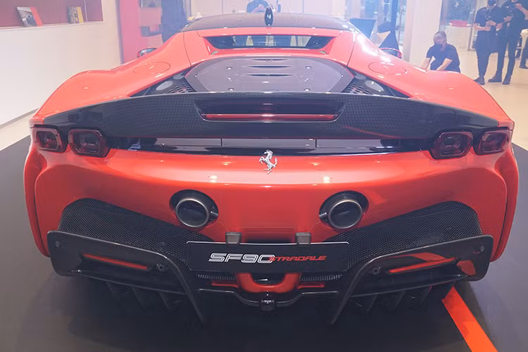 Chiếc Ferrari SF90 Stradale nhập khẩu chính hãng sở hữu hàng loạt các chi tiết làm từ sợi carbon ở cả ngoại thất lẫn nội thất. Cụ thể, hốc hút gió, líp gió trước, ốp sườn xe, cánh chia gió hông, bộ khuếch tán,… đều có cấu tạo từ vật liệu sợi carbon siêu nhẹ. Xe được trang bị hệ thống đèn pha LED Matrix với kiểu dáng thanh mảnh, kính chắn gió cong và cột A mảnh hơn.