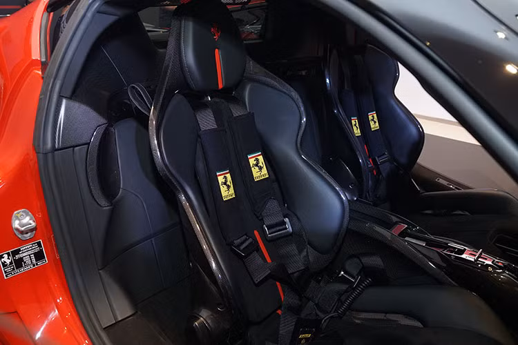 Trên táp-pi cửa phía bên tay phải đặt các nút mở cốp, ổ cắm sạc và nắp nhiên liệu, hệ thống âm thanh của thương hiệu JBL giúp người lái có những phút giây thư giãn đằng sau vô-lăng. Ở khu vực cần số, các nút điều khiển hộp số tự động giờ đây được thiết kế với cơ chế gạt, làm liên tưởng đến cách gạt chuyển số bằng tay mang tính biểu tượng của Ferrari. Xe cũng sở hữu chìa khóa thông minh công nghệ cao...