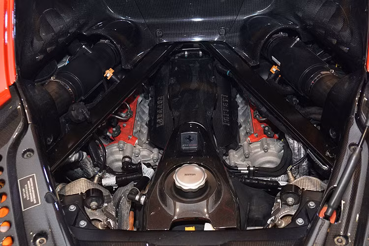 SF90 Stradale là mẫu xe hybrid sản xuất hàng loạt đầu tiên của Ferrari và đại diện cho sự khởi đầu một kỷ nguyên mới trong lịch sử thương hiệu. Xe sở hữu công suất tối đa 1.000 mã lực, hệ dẫn động 4 bánh và hộp số tự động 8 cấp giúp siêu xe tăng tốc: 0-100km/h trong 2,5 giây và 0-200km/h chỉ trong 6,7 giây.