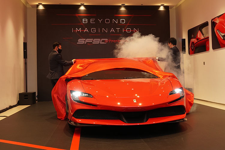 Xe có thể tăng tốc từ 0-100km/h trong 2,5 giây và 0-200km/h chỉ trong 6,7 giây. Ở chế độ lái Performance, xe sẽ tự động sạc bình điện với dải công suất cao và mạnh mẽ nhất, với chế độ lái Qualify, động cơ xăng và động cơ điện sẽ cùng kết hợp để đạt được công suất máy tối đa.