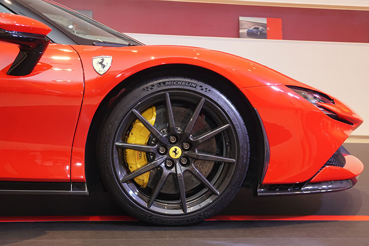 Đuôi xe được vuốt cao để lộ ra một khe nhỏ, tạo thành một cánh gió cho SF90 Stradale. Cản sau có sự xuất hiện của cặp đèn hậu kép hình oval được tích hợp công nghệ LED, ống xả thể thao trên xe với hai chụp xả đối xứng, bộ khuếch tán có nhiều khe chia gió mang lại cái nhìn đậm chất khí động học. Đáng chú ý nhất phải kể đến bộ mâm 10 chấu bằng sợi carbon có giá bán không hề rẻ.