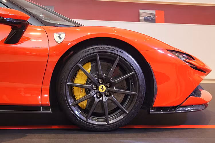 Đuôi xe được vuốt cao để lộ ra một khe nhỏ, tạo thành một cánh gió cho SF90 Stradale. Cản sau có sự xuất hiện của cặp đèn hậu kép hình oval được tích hợp công nghệ LED, ống xả thể thao trên xe với hai chụp xả đối xứng, bộ khuếch tán có nhiều khe chia gió mang lại cái nhìn đậm chất khí động học. Đáng chú ý nhất phải kể đến bộ mâm 10 chấu bằng sợi carbon có giá bán không hề rẻ.