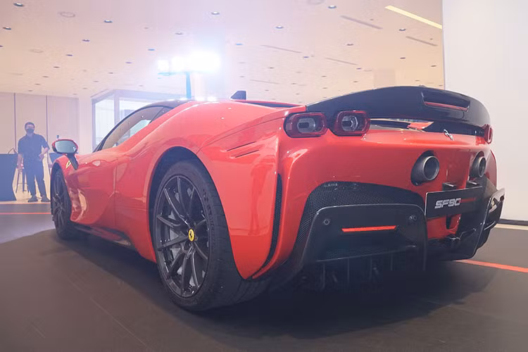 Xe có 4 chế độ lái : eDrive, Hybrid, Performance và Qualify. Ở 2 chế độ đầu, hệ thống hybrid được tối ưu, xe chỉ sử dụng năng lượng từ hệ thống pin lithium-ion trong khoảng cách di chuyển tối đa 25 km với chế độ eDrive và sẽ thay đổi tự động giữa điện – xăng với chế độ lái Hybrid, tùy thuộc vào chân ga cũng như điều kiện di chuyển của xe.