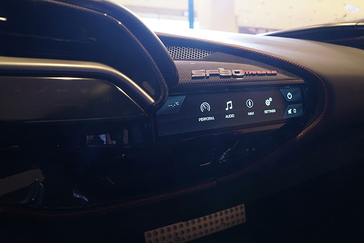 Xe được trang bị không gian nội thất lấy cảm hứng từ máy bay. Bệ bước chân đính chữ “Assetto Fiorano”. Vô-lăng ốp sợi carbon có tạo hình hiện đại, tích hợp núm xoay đổi chế độ lái và nút Start/Stop Engine cảm ứng. Bên cạnh đó, xe còn có chức năng hiển thị thông tin trên kính lái HUD, màn hình trung tâm HD kích thước 16 inch, bảng điều khiển sử dụng các nút bấm cảm ứng và màn hình riêng dành cho hành khách.