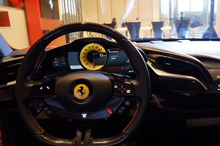 Ngoài ra, việc sử dụng các vật liệu có độ bền cao như sợi carbon và titanium giúp giảm hơn 30 kg so với một chiếc SF90 Stradale thông thường. Một điểm khác biệt nữa là cánh gió sau được làm từ sợi carbon có khả năng tạo ra 390 kg lực ép xuống ở tốc độ 250 km/h. Gói trang bị thể thao Assetto Fiorano còn bao gồm bộ lốp Michelin Pilot Sport Cup 2 được thiết kế để cải thiện khả năng vận hành...