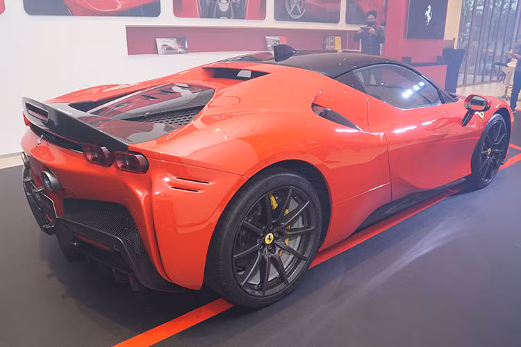 Thế mới thấy "cái giá" của việc không muốn chờ đợi lâu đắt đỏ thế nào, bởi vì để được mua SF90 Stradale rẻ hơn thì khách hàng sẽ phải đợi tới tận cuối năm nay hoặc đầu năm sau mới được bàn giao xe chính hãng. Đại gia Cường Đô la cũng nằm trong số đó, chiếc SF90 Stradale của anh có màu sơn xanh dương, khác hẳn với 2 chiếc đang có mặt tại Việt Nam.