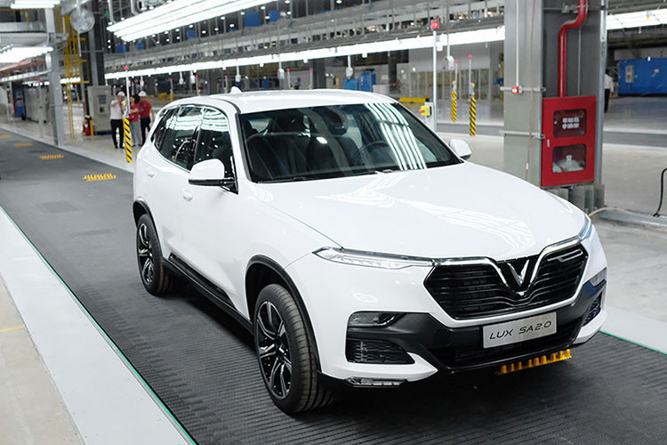 Trên trang mạng xã hội cá nhân, vị doanh nhân trẻ cho biết anh đã đặt mua 36 chiếc xe VinFast bao gồm 18 chiếc SUV Lux SA2.0 và 18 chiếc sedan Lux A2.0. Tổng số tiền đặt cọc giai đoạn đầu là 1,8 tỷ đồng. Ngoài ra, anh còn cho biết sẽ "học theo lãnh đạo VinGroup" khi từ bỏ chiếc Mercedes-Benz S500 để chuyển sang xe VinFast làm phương tiện di chuyển.