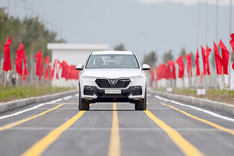 Chiếc xe được hoàn thiện tại nhà máy của VinFast, sau khi trải qua đầy đủ 6 công đoạn tại các xưởng: dập, hàn thân vỏ, sơn, động cơ, phụ trợ và lắp ráp. VinFast qua đó trở thành nhà sản xuất xe hơi đầu tiên tại Việt Nam sở hữu một chu trình khép kín, đồng bộ và hoàn chỉnh.