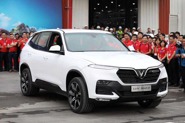 Những chiếc xe đầu tiên của giai đoạn sản xuất thử nghiệm sẽ được VinFast chuyển đến nhiều quốc gia như Áo, Australia, Hàn Quốc... để kiểm định chất lượng, đảm bảo xe phù hợp với các tiêu chuẩn cao cấp của châu Âu. Quá trình kiểm nghiệm cũng sẽ được VinFast tiến hành song song tại Việt Nam để đảm bảo sản phẩm đáp ứng đầy đủ các tiêu chuẩn về an toàn, chất lượng trước khi được giao cho người dùng.