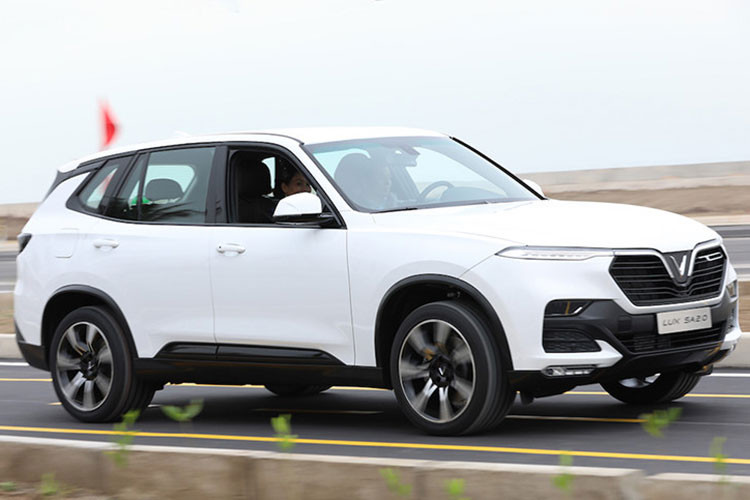 Mới đây, chiếc xe ôtô VinFast đầu tiên đã lăn bánh khỏi dây chuyền lắp ráp là SUV Lux SA2.0. Đây là khâu thử nghiệm cuối cùng, khẳng định VinFast đã hoàn tất việc lắp đặt và sẵn sàng đi vào vận hành nhà máy sau 18 tháng tham gia ngành công nghiệp ôtô Việt Nam cũng như thế giới.