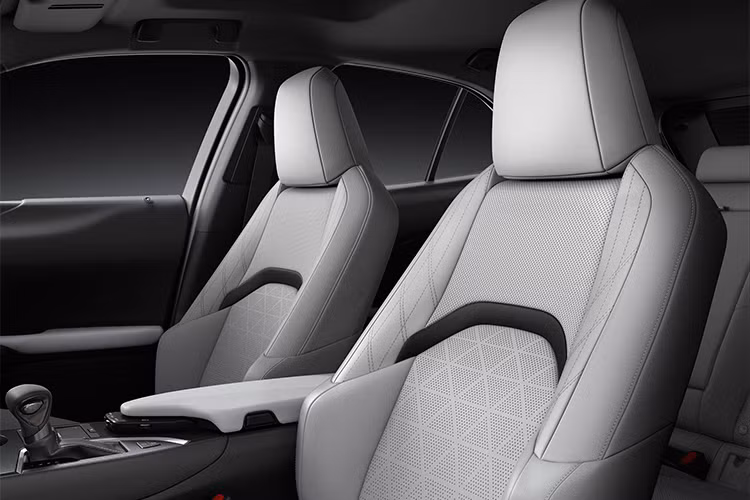 Một số tính năng an toàn khác gồm hỗ trợ làn đường LTA, kiểm soát hành trình thích ứng ACC, tự động tùy chỉnh pha cao, hỗ trợ đoán nhận biển báo giao thông… Đây cũng là một mẫu xe đầu tiên của Lexus được ứng dụng các hệ động lực thế hệ mới được nhà sản xuất Toyota giới thiệu.