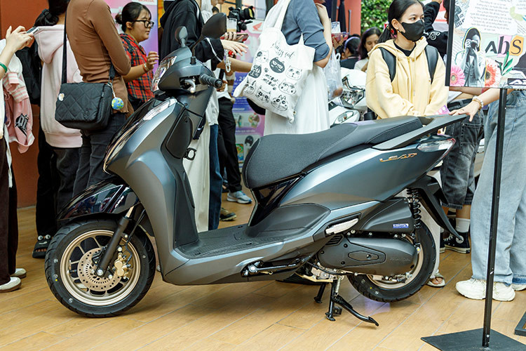 Chưa hết, mẫu xe ga Honda Lead 2025 mới này còn được bổ sung màu sắc mới là xanh xám ở phiên bản Đặc biệt, kết hợp cùng logo “LEAD” crôm màu vàng. Trong khi đó, phiên bản Cao cấp có 2 tùy chọn màu sắc là đỏ và xanh đậm. Riêng phiên bản Tiêu chuẩn chỉ có 1 màu sắc là trắng.