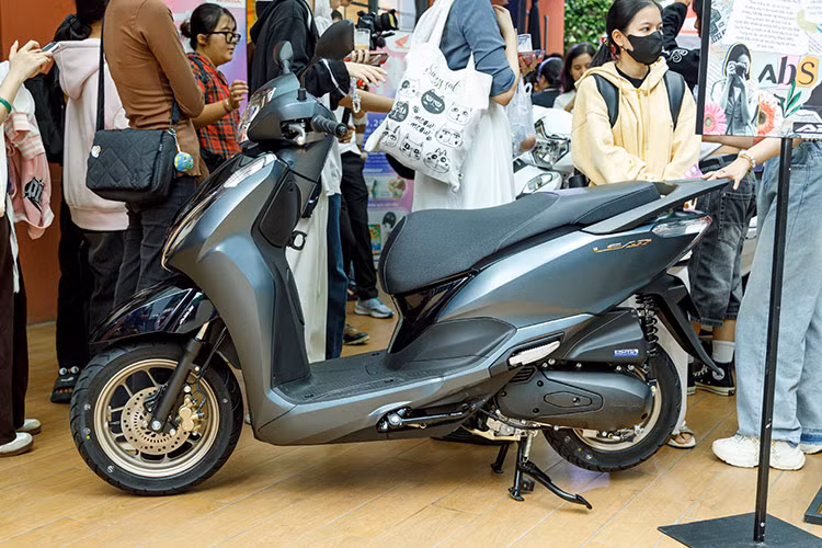 Chưa hết, mẫu xe ga Honda Lead 2025 mới này còn được bổ sung màu sắc mới là xanh xám ở phiên bản Đặc biệt, kết hợp cùng logo “LEAD” crôm màu vàng. Trong khi đó, phiên bản Cao cấp có 2 tùy chọn màu sắc là đỏ và xanh đậm. Riêng phiên bản Tiêu chuẩn chỉ có 1 màu sắc là trắng.