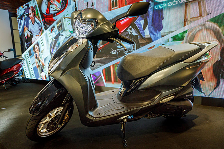 Lead 125 phiên bản mới đã có mặt tại hệ thống cửa hàng bán xe và dịch vụ do Honda ủy nhiệm (HEAD) trên toàn quốc từ ngày 4/9/2024. Xe được bảo hành 3 năm hoặc 30.000 km (tùy theo điều kiện nào đến trước).