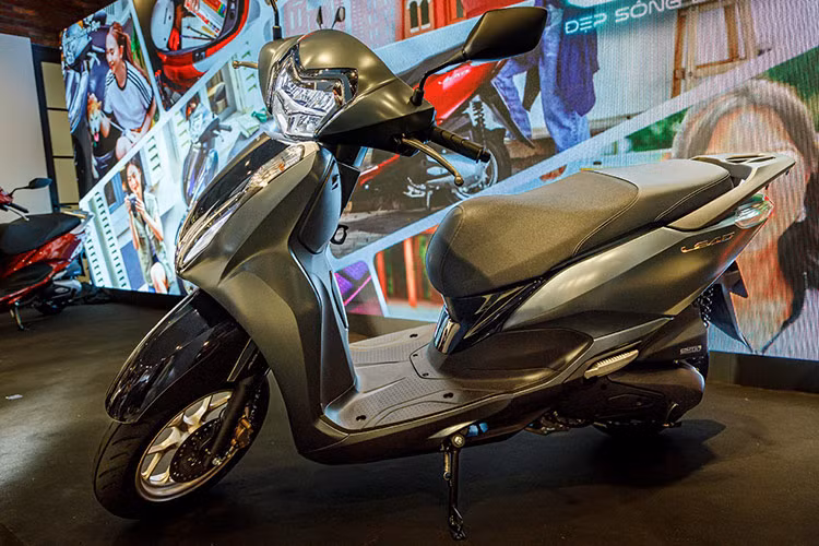 Lead 125 phiên bản mới đã có mặt tại hệ thống cửa hàng bán xe và dịch vụ do Honda ủy nhiệm (HEAD) trên toàn quốc từ ngày 4/9/2024. Xe được bảo hành 3 năm hoặc 30.000 km (tùy theo điều kiện nào đến trước).