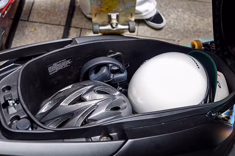 Không dừng lại ở danh xưng mẫu xe dẫn đầu về khả năng đựng đồ, bên cạnh thể tích cực đại, lên tới 37 lít mang “cả thế giới” theo từng bước chân, cốp dưới yên xe của LEAD còn được cải tiến, trang bị thêm đèn soi tiện lợi và tấm chia ngăn mới, giúp người dùng dễ dàng sắp xếp và tìm kiếm vật dụng.