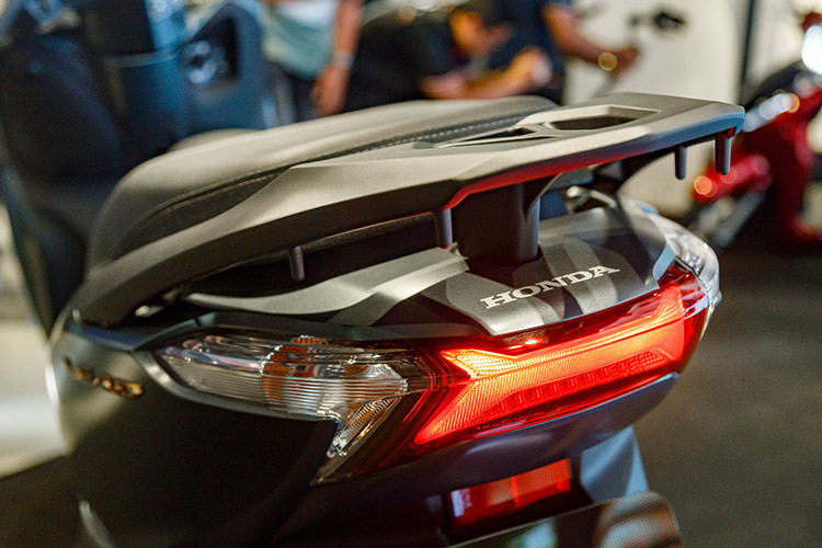 Bên cạnh đó, mẫu xe tay ga Lead thế hệ mới này còn tạo được sức hút cao nhờ dải màu sắc đa dạng kết hợp cùng logo “LEAD” hoàn toàn mới, làm từ chất liệu crom cao cấp, thiết kế tối giản mà vẫn mang lại cảm giác hiện đại và năng động. 