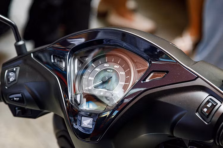 Mặt đồng hồ mới kết hợp giữa chỉ số analog và kỹ thuật số, được trau chuốt lại trong từng đường nét, hài hòa giữa tính năng và thẩm mỹ, giúp người dùng dễ dàng theo dõi trong mọi điều kiện di chuyển.