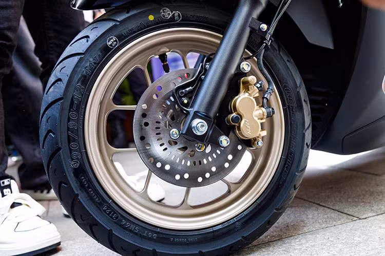 Hiện thực hóa cam kết mở rộng ứng dụng công nghệ an toàn trên các sản phẩm, hướng tới mục tiêu “Không có tử vong do tai nạn giao thông đường bộ vào năm 2045” của Chính phủ, lần đầu tiên, hệ thống chống bó cứng phanh ABS đã được HVN trang bị trên mẫu xe Lead 125cc phiên bản Đặc biệt. 