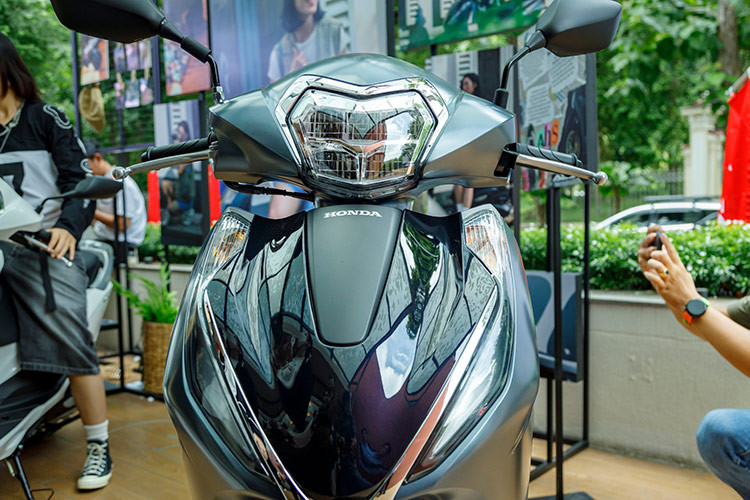Trang bị nổi bật của Honda Lead 125 2025 gồm có cụm đèn pha LED hai tầng, mặt đồng hồ mới kết hợp giữa chỉ số analog và kỹ thuật số, hệ thống khóa thông minh Smart Key chống trộm. Hệ thống đèn chiếu sáng phía trước có tính năng luôn sáng khi xe vận hành, đảm bảo cho người sử dụng có tầm nhìn tốt trong điều kiện ánh sáng không đảm bảo.