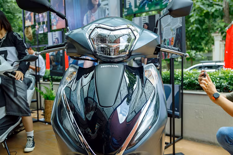 Trang bị nổi bật của Honda Lead 125 2025 gồm có cụm đèn pha LED hai tầng, mặt đồng hồ mới kết hợp giữa chỉ số analog và kỹ thuật số, hệ thống khóa thông minh Smart Key chống trộm. Hệ thống đèn chiếu sáng phía trước có tính năng luôn sáng khi xe vận hành, đảm bảo cho người sử dụng có tầm nhìn tốt trong điều kiện ánh sáng không đảm bảo.