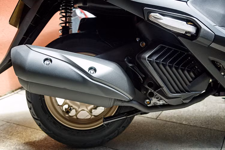 Lead 2025 mới tiếp tục sở hữu khối động cơ eSP+, 4 van với khả năng vận hành mượt mà, mang đến trải nghiệm lái khác biệt. Với mức tiêu hao nhiên liệu tối ưu, thân thiện với môi trường, mẫu xe này sẽ là lựa chọn hấp dẫn dành cho những khách hàng tìm kiếm một chiếc xe vừa mang cảm giác lái êm ái vừa tối ưu hiệu suất.