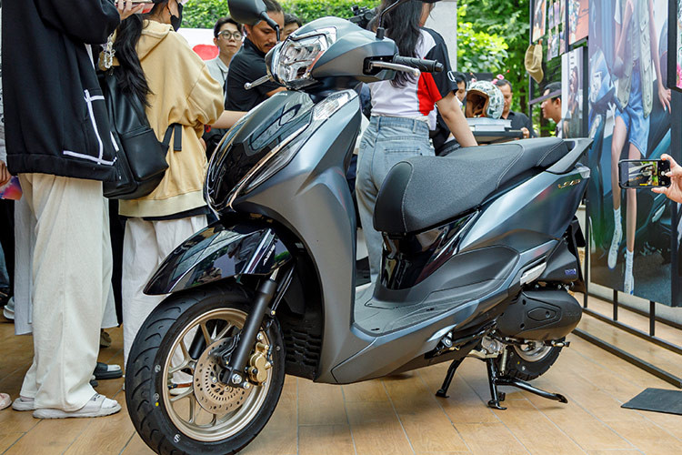 Theo đó, Honda Lead 125 2025 mới được tân trang với các đường nét thanh mảnh hơn. Mặt trước của xe được thiết kế gọn gàng và tinh tế hơn với biểu tượng chữ V mạ crôm trên mặt nạ. Bên cạnh đó là những đường gờ dọc hai bên thân tạo khối 3D và logo “LEAD” hoàn toàn mới.