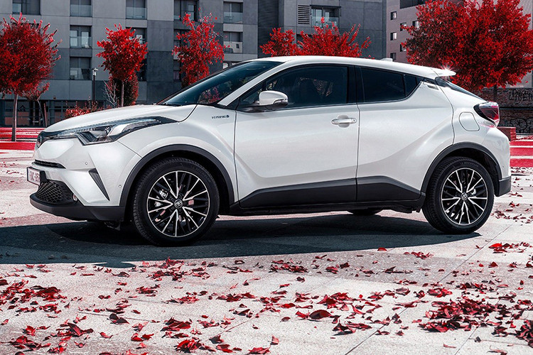 Tại thị trường Anh, giá xe Toyota C-HR 2020 khởi điểm từ 25.625 Bảng (khoảng 31.480 USD). Xe có 3 bản trang bị là Design, Excel và Dynamic. Xe sẽ cạnh tranh với những mẫu crossover cỡ B khác như Nissan Juke, Mazda CX-3 và Honda HR-V. 