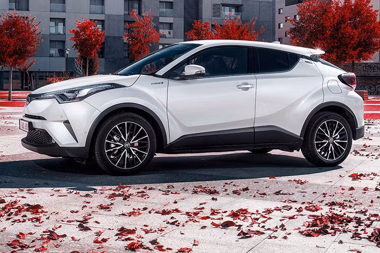 Tại thị trường Anh, giá xe Toyota C-HR 2020 khởi điểm từ 25.625 Bảng (khoảng 31.480 USD). Xe có 3 bản trang bị là Design, Excel và Dynamic. Xe sẽ cạnh tranh với những mẫu crossover cỡ B khác như Nissan Juke, Mazda CX-3 và Honda HR-V. 