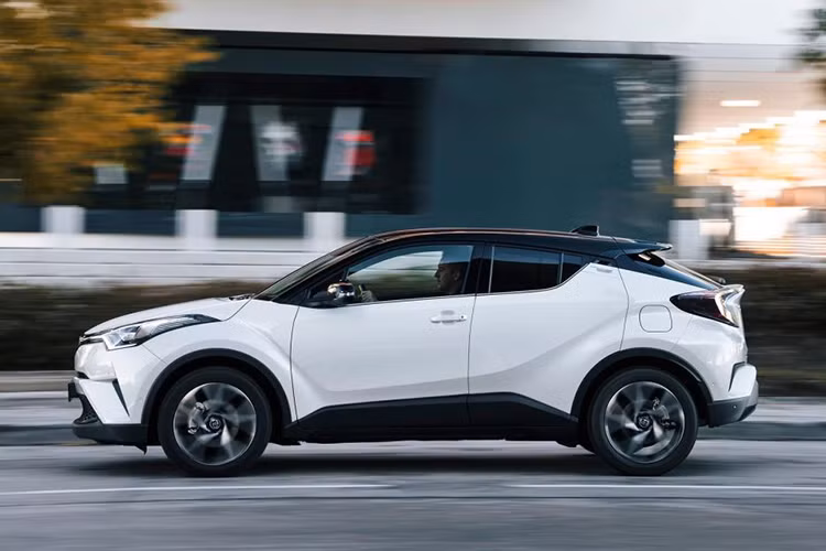 Hiện Toyota C-HR vẫn chưa được phân phối chính hãng tại thị trường Việt Nam mà chỉ có vài chiếc nhập khẩu tư nhân về nước. Hiện phân khúc crossover cỡ B tại Việt Nam chỉ có 3 đại diện là Hyundai Kona, Honda HR-V và Ford EcoSport.