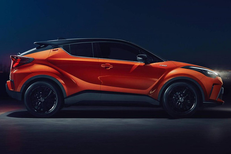 Đầu tiên, Toyota C-HR 2020 mới được trang bị cản trước tái thiết kế và cụm đèn pha/đèn hậu LED mới. Ngoài ra, trong cụm đèn pha của Toyota C-HR 2020 còn tích hợp dải đèn LED định vị ban ngày và đèn xi-nhan.