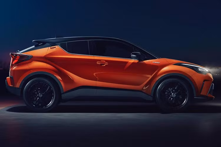 Đầu tiên, Toyota C-HR 2020 mới được trang bị cản trước tái thiết kế và cụm đèn pha/đèn hậu LED mới. Ngoài ra, trong cụm đèn pha của Toyota C-HR 2020 còn tích hợp dải đèn LED định vị ban ngày và đèn xi-nhan.