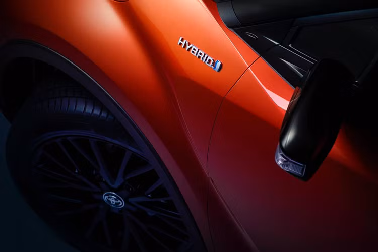 Thứ hai là hệ thống Hybrid Dynamic Force mới với động cơ xăng 2.0 lít, sản sinh công suất tổng cộng 184 mã lực. Hệ thống Hybrid Dynamic Force này thay thế động cơ xăng 4 xi-lanh, tăng áp, dung tích 1,2 lít cũ của Toyota C-HR. Ngoài ra, Toyota C-HR 2020 bản hybrid 2.0 lít còn có hệ thống treo mới, giúp tăng cảm giác thoải mái cho người dùng.