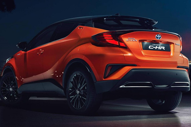 Trong khi đó, cụm đèn hậu đằng sau được nối với nhau bằng cánh gió mui màu đen bóng, tạo ra thiết kế liền lạc và gọn gàng. Những điểm thay đổi khác trong thiết kế ngoại thất của Toyota C-HR 2020 bao gồm bộ vành hợp kim mới.