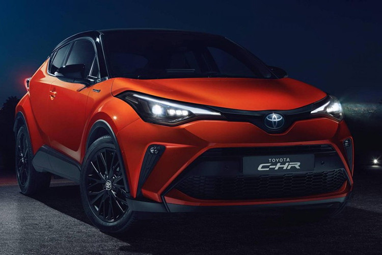 Mẫu xe crossover Toyota C-HR cỡ B lần đầu tiên trình làng vào hồi năm 2016. Sau hơn 3 năm xuất hiện trên thị trường, mẫu xe này đã được bổ sung phiên bản nâng cấp với hệ thống động cơ hybrid, hệ thống đa phương tiện mới và thiết kế ngoại thất cải tiến tại thị trường châu Âu.