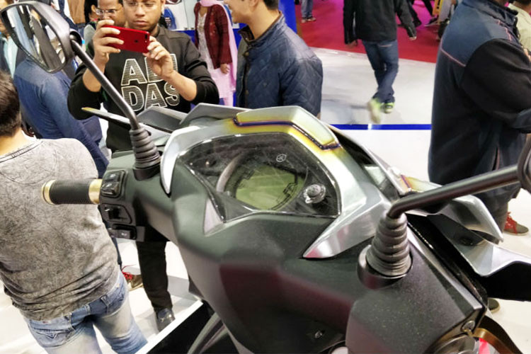 Bên cạnh đó là cụm đồng hồ được thiết kế mới hoàn toàn bằng điện tử mang phong cách hiện đại, trẻ trung hơn mang đậm chất thể thao của Yamaha Cygnus Ray ZR Street Rally 2018. Các chi tiết khác ở phần đầu với các nút bấm đơn giản, dễ dàng sử dụng ngay khi cầm lái.