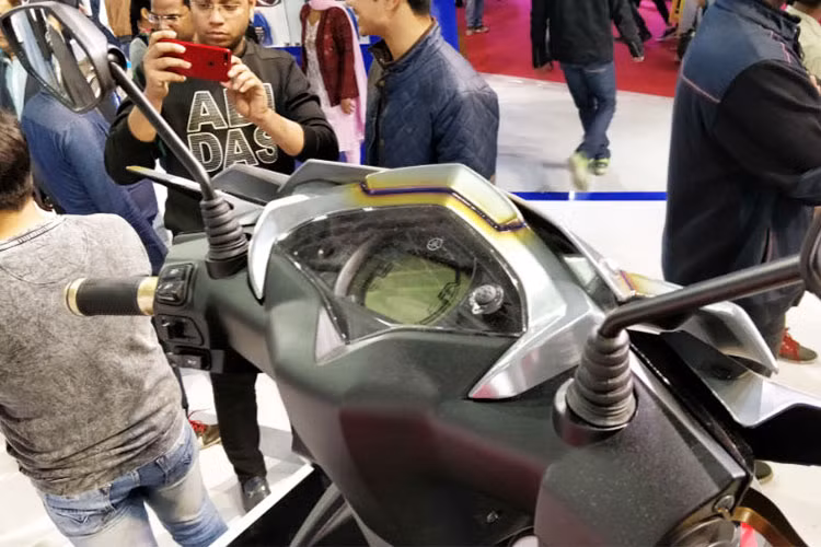 Bên cạnh đó là cụm đồng hồ được thiết kế mới hoàn toàn bằng điện tử mang phong cách hiện đại, trẻ trung hơn mang đậm chất thể thao của Yamaha Cygnus Ray ZR Street Rally 2018. Các chi tiết khác ở phần đầu với các nút bấm đơn giản, dễ dàng sử dụng ngay khi cầm lái.