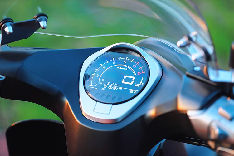 Theo công bố của nhà sản xuất, Kamax Cub Pro sở hữu chiều dài x rộng x cao lần lượt là 1915mm x 720mmx 1000mm đi cùng với chiều cao yên xe ở mức 760mm và trọng lượng xe chỉ nặng 115kg. Một thông số thoải mái dành cho cả hai phái khi lái di chuyển hoặc xoay trở.