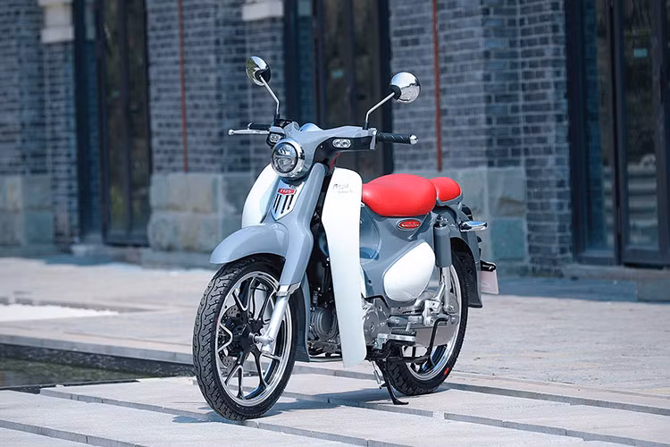 Mới đây, mẫu xe máy Kamax Super Pro 125 2024 của Trung Quốc đã chính thức được tung ra thị trường Malaysia. Mẫu xe này có thiết kế hấp dẫn không thua kém gì so với dòng xe số huyền thoại Honda Super Cub C125 danh tiếng khiến nhiều người nhìn qua sẽ rất dễ nhầm lẫn.