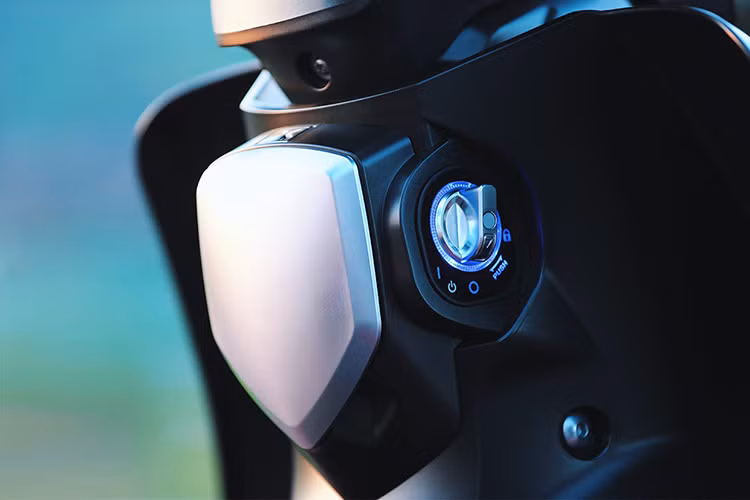 Về trang bị, xe có hệ thống đèn đều sử dụng công nghệ LED hiện đại và bảng đồng hồ được thiết kế theo dạng kỹ thuật số toàn phần và sử dụng màn hình LCD với thiết kế tổng thể đơn giản giúp người dùng dễ dàng đọc được các thông tin vận hành cần thiết và quan sát khi di chuyển một cách đơn giản tinh tế.