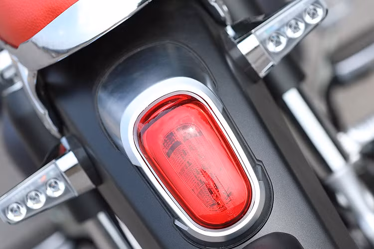 Hơn thế so với Honda Super Cub C125, Kamax Cub Pro 125 còn có thể giám sát cả áp suất lốp, một tính năng đảng cấp chỉ có trên những mẫu ôtô đi kèm với khoá thông minh Smartkey đề nổ không cần chìa.